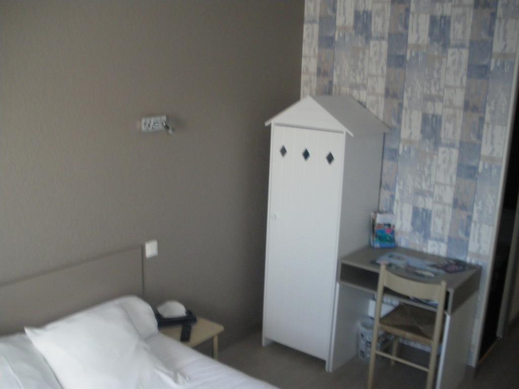 Hotel Du Port Concarneau Room photo